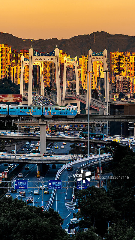 鹅公岩大桥，重庆标志性长江大桥，与轻轨和谐相处。图片素材