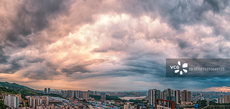 重庆春天的傍晚，刚刚雨歇，天空奇异的云彩被染成金色图片素材