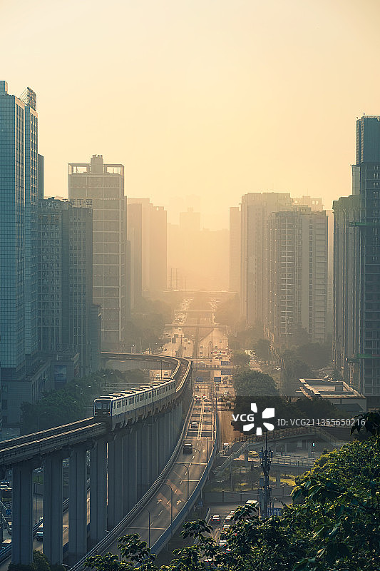 清晨，重庆轻轨在朦胧的雾气中穿梭图片素材