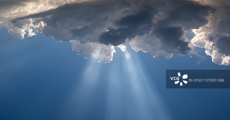 美丽的纯净的蓝天白云，天空出现的一束耶稣光图片素材