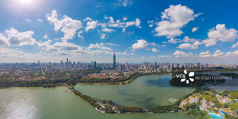 江苏省南京市玄武区玄武湖公园遥望南京城市的秋日风光航拍全景图片素材