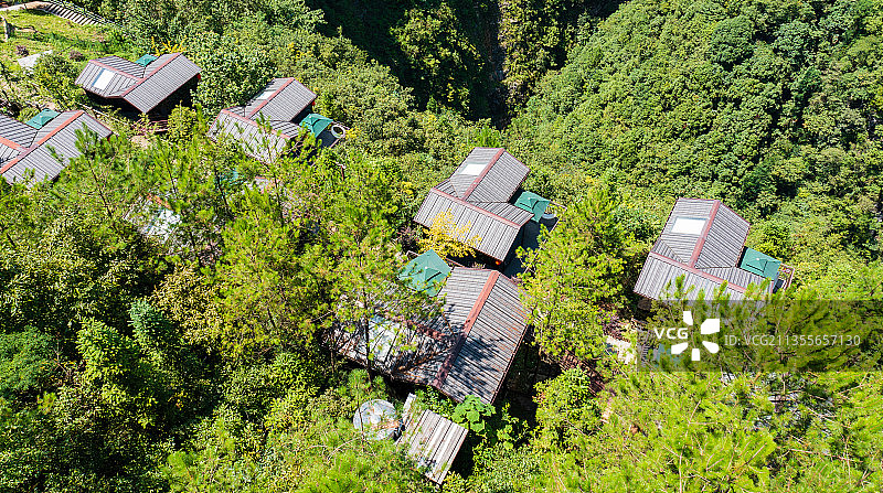 航拍湖北恩施建始地心谷景区崖舍图片素材