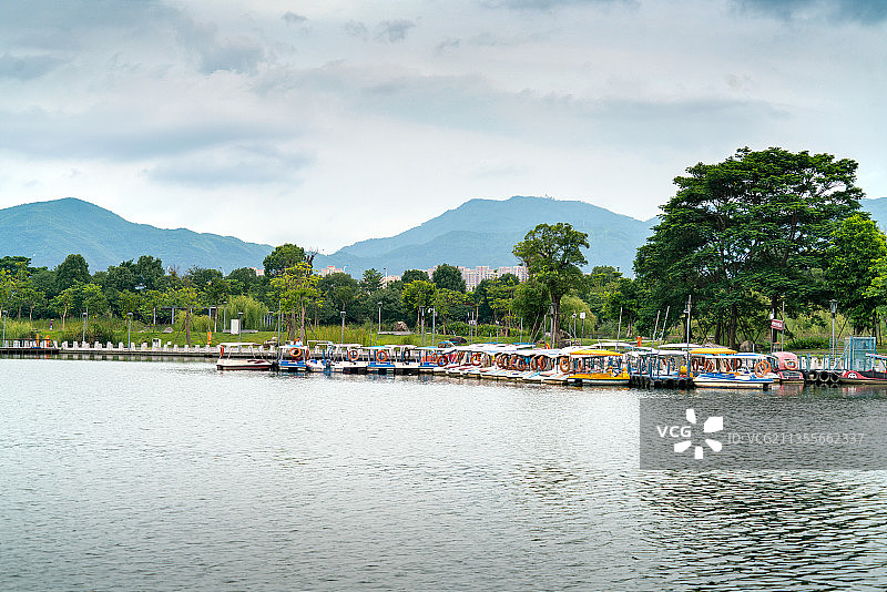 远眺群山+福建省漳州市龙文区碧湖生态园图片素材