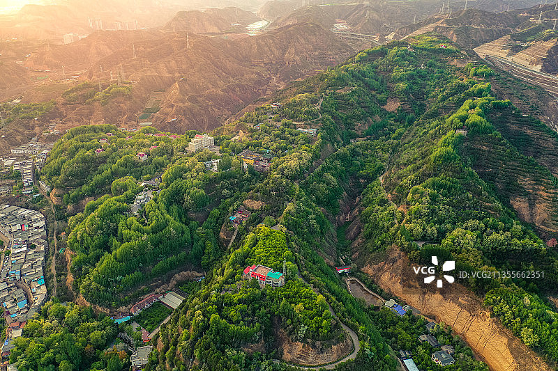 西北沟壑+甘肃省兰州市城关区徐家山森林公园图片素材