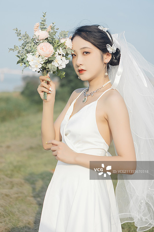 亚洲美女新娘拿着手捧花图片素材