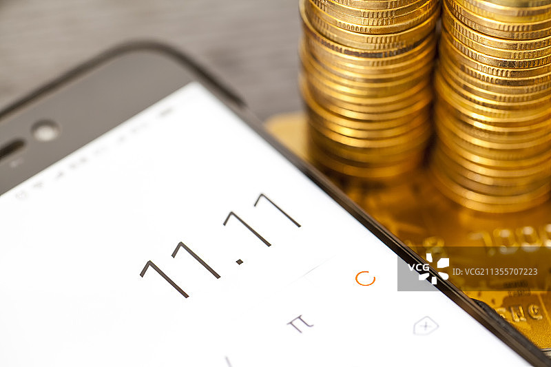 手机信用卡硬币金融概念静物图片素材