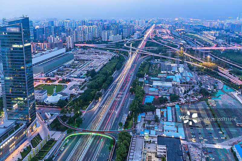 北京四惠桥建筑夜景图片素材