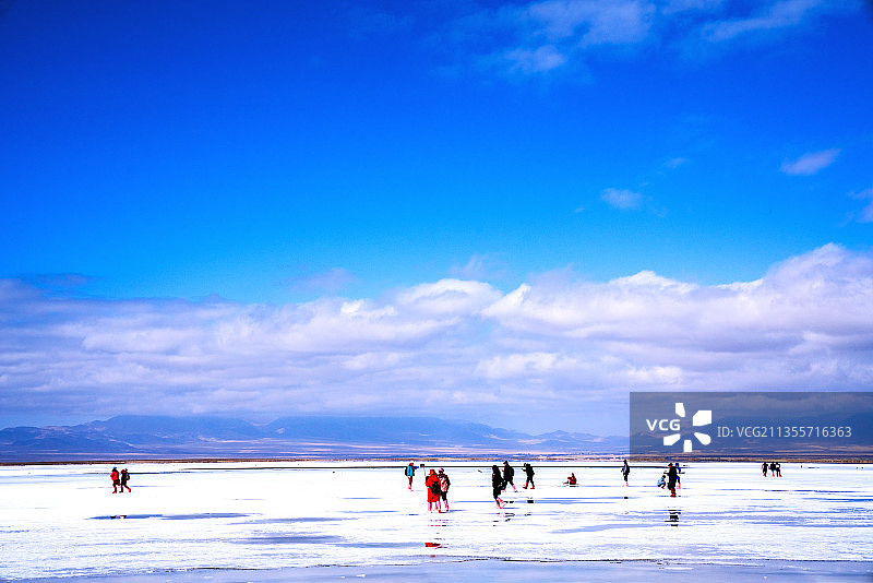 秋季中的茶卡盐湖图片素材