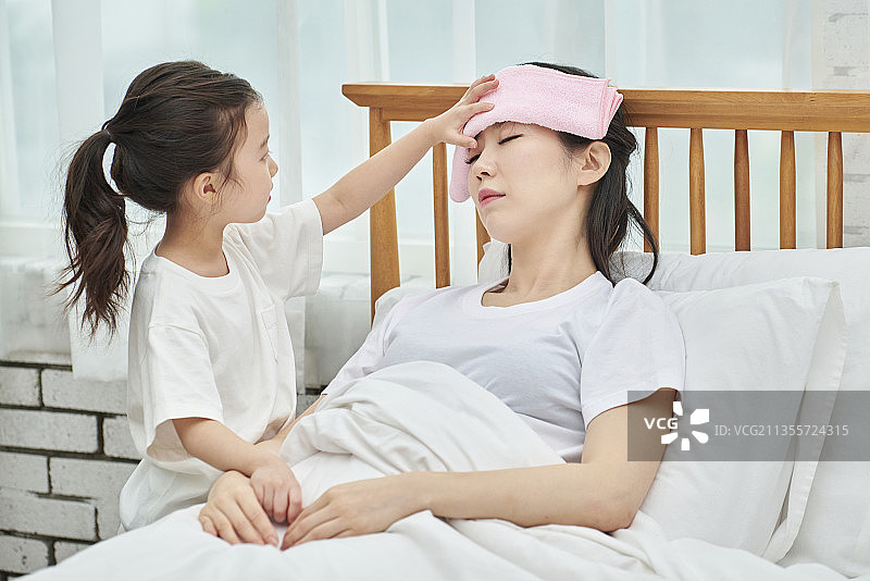 护理人员、母亲、孩子、照顾、治疗患者、担忧图片素材