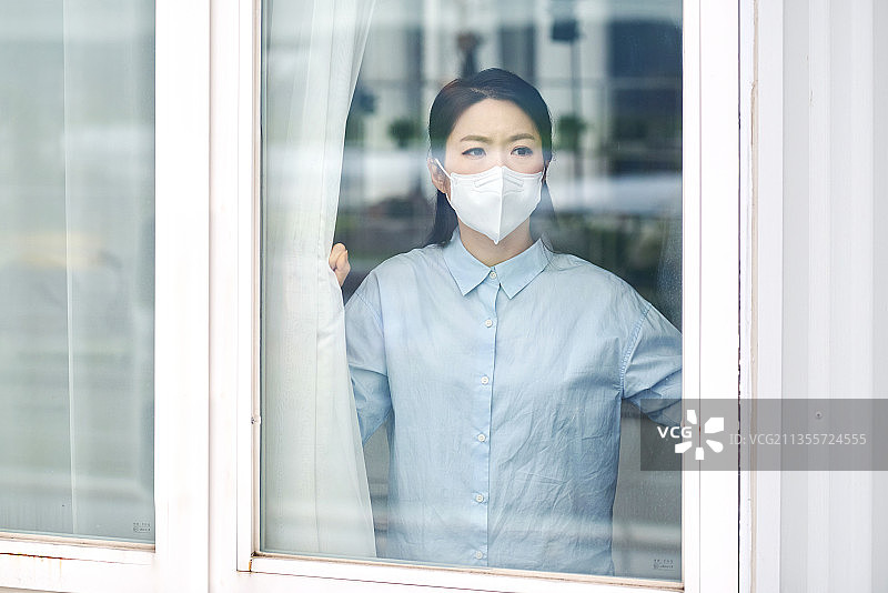 女性自我隔离期间的焦虑和孤独图片素材