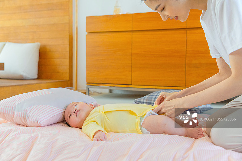 婴儿，男婴，女婴，幼儿，成长，母亲，爱，更换尿布图片素材