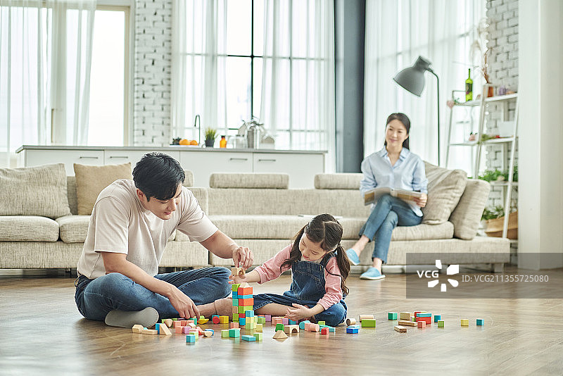 孩子们和玩具积木图片素材