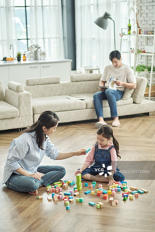 孩子玩积木，亲子互动，母女一起欢笑图片素材
