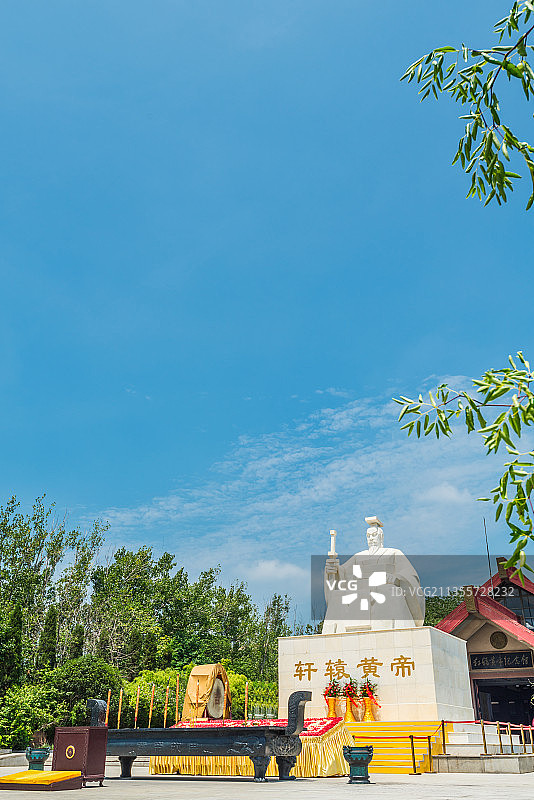 中国河南郑州新郑黄帝故里的轩辕黄帝石像图片素材
