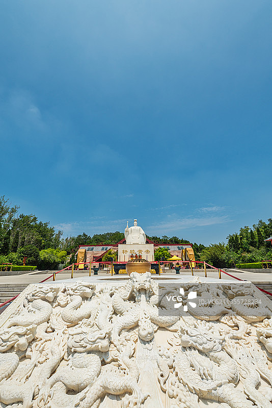 中国河南郑州新郑黄帝故里的轩辕黄帝石像图片素材