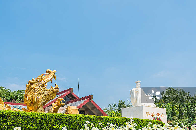 中国河南郑州新郑黄帝故里的轩辕黄帝石像图片素材