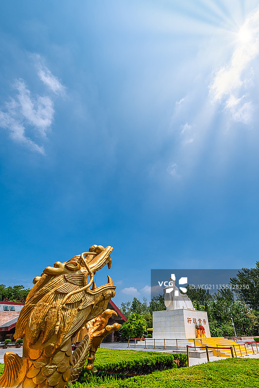 中国河南郑州新郑黄帝故里景区的中国龙雕塑图片素材