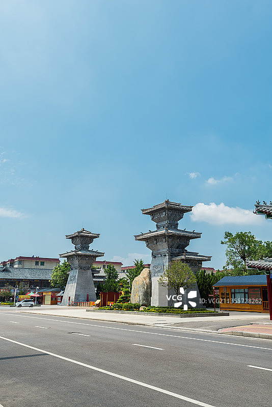 中国河南郑州新郑黄帝故里景区的轩辕路和汉阙图片素材