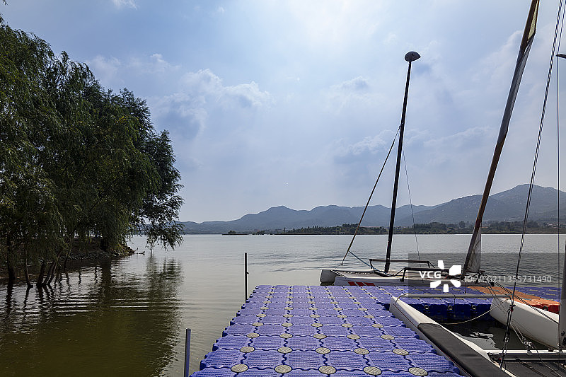 济南雪野湖水上浮筒图片素材
