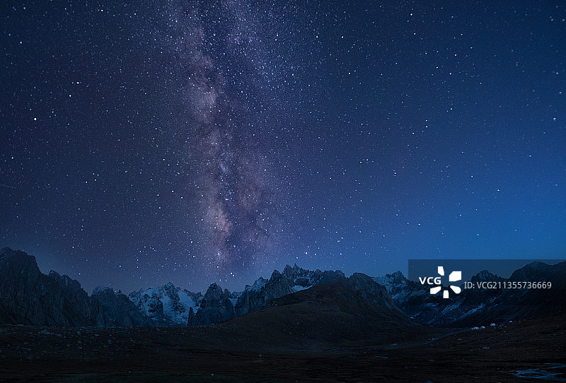 银河下的雪山图片素材