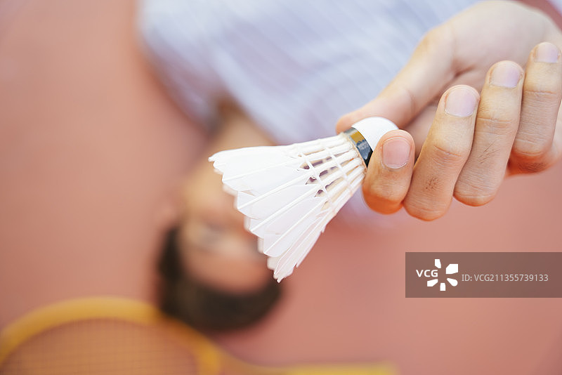手握毽子的运动员的手。图片素材