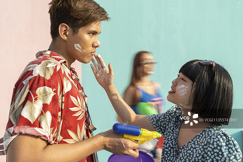 亚洲泰国夫妇在暑假玩泼水节。在泰国泼水节。图片素材