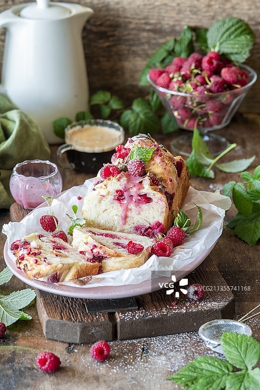 树莓巴巴卡与树莓干釉图片素材