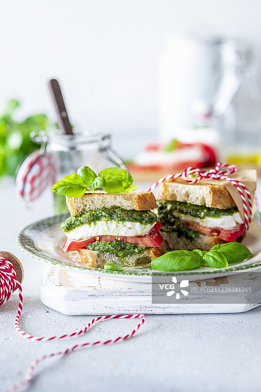 香蒜番茄马苏里拉三明治图片素材