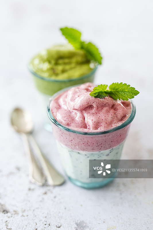 椰子奇亚籽布丁配抹茶芙蓉冰淇淋（纯素）图片素材