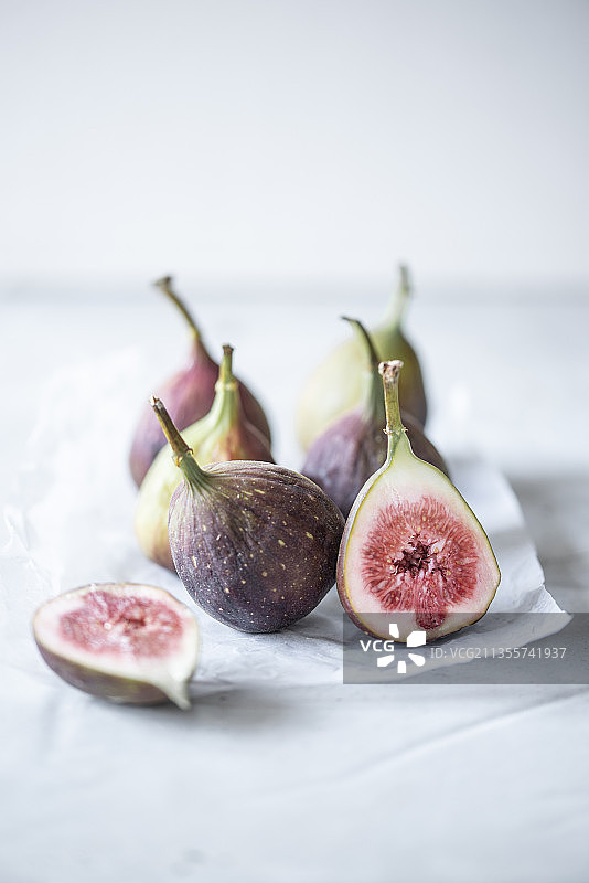 完整和切半的新鲜无花果图片素材