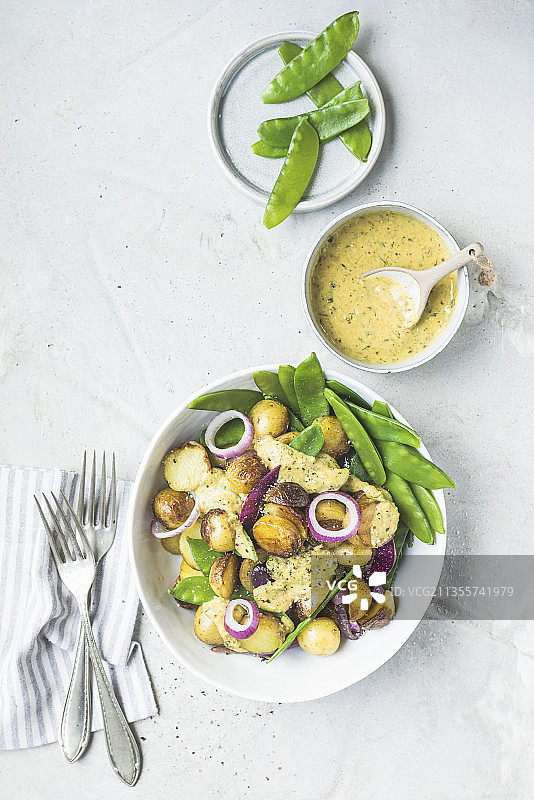 烤土豆沙拉配糖豌豆和蒜蓉芥末酱图片素材