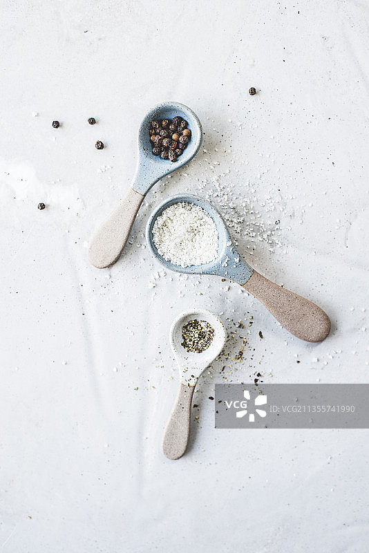 木勺上的黑胡椒、海盐和研磨胡椒粉图片素材