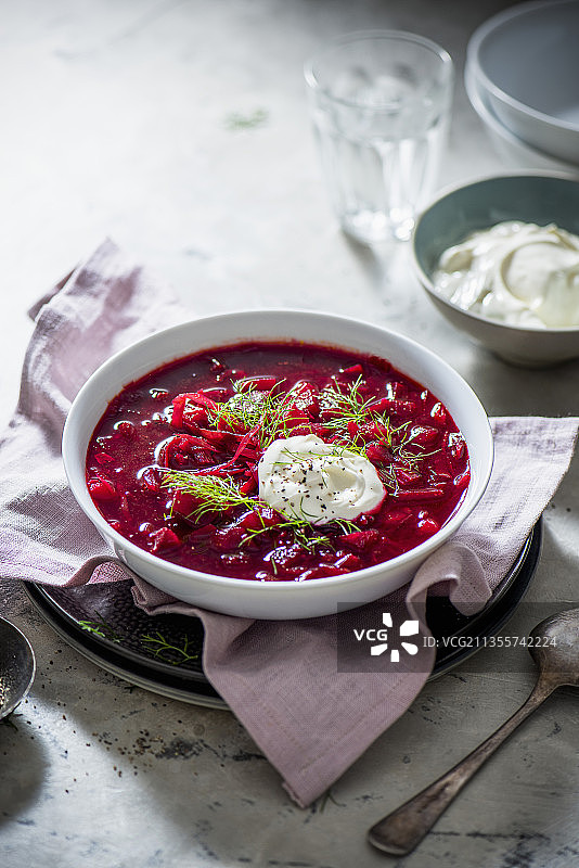 甜菜根罗宋汤配莳萝和酸奶油图片素材