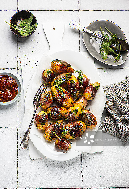 意式熏火腿鼠尾草炒土豆图片素材