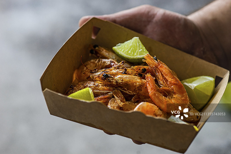 快餐盒中的炸虾和青柠图片素材