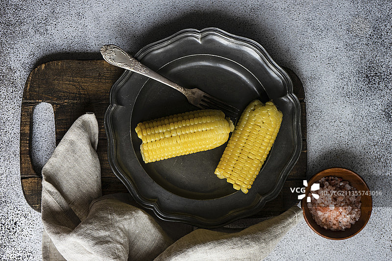 水煮玉米蔬菜配粉盐图片素材