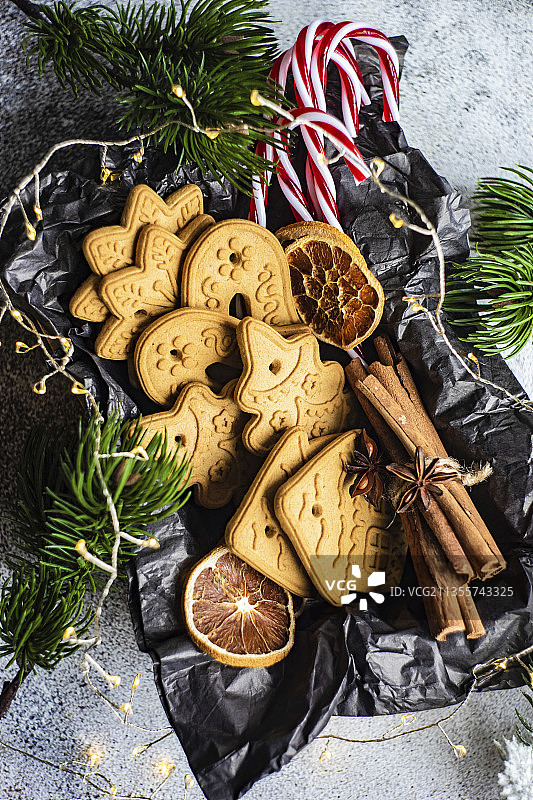 木盒中的姜饼饼干和香料图片素材