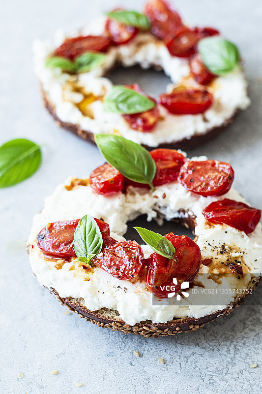 早餐百吉饼：搭配菲达奶酪和炖番茄图片素材