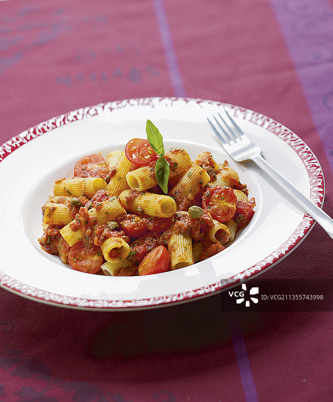 洋葱培根番茄里加通心粉图片素材