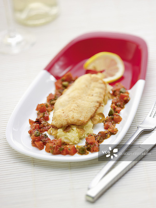 地中海红鱼配土豆泥和番茄刺山柑沙司图片素材