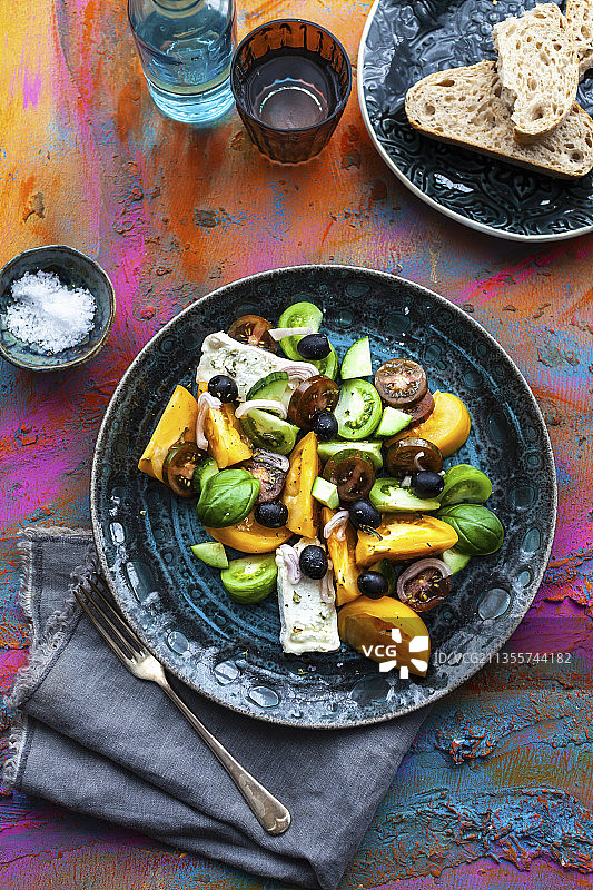 搭配山羊奶酪和橄榄的绿黄色番茄沙拉图片素材