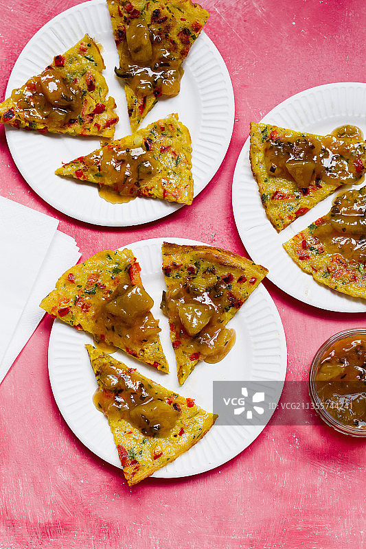 印度蔬菜煎饼配酸辣酱图片素材