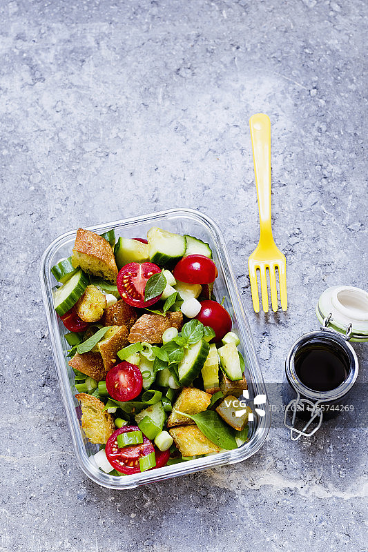 外带Panzanella沙拉图片素材