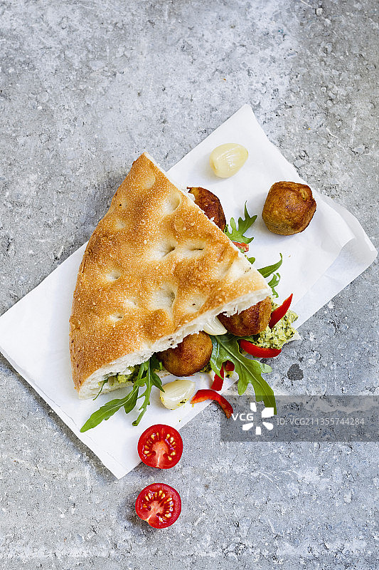 外带：法拉费和菠菜鹰嘴豆泥皮塔饼图片素材