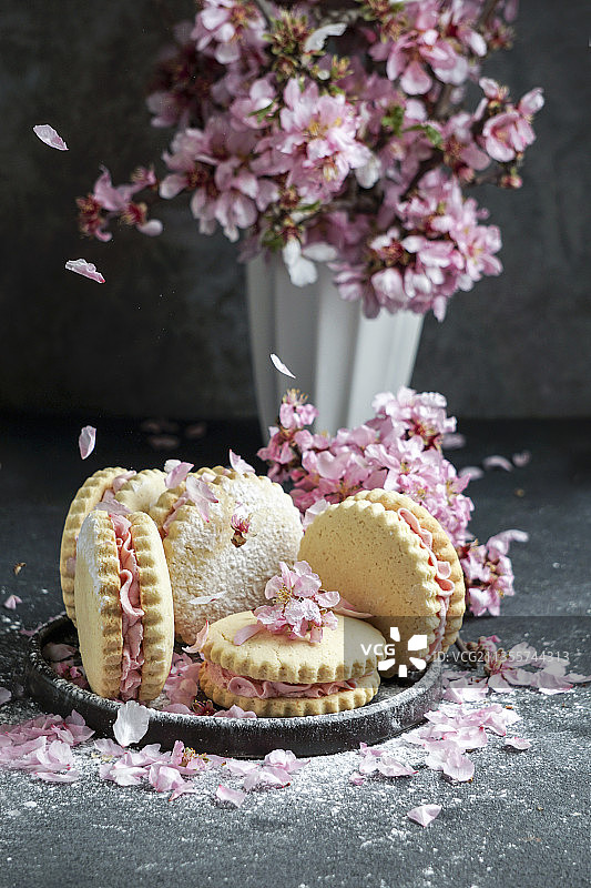 夹着奶油的阿根廷传统Alfajores三明治饼干图片素材