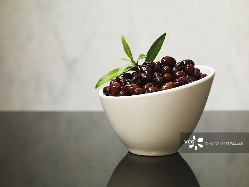 碗里的黑橄榄图片素材