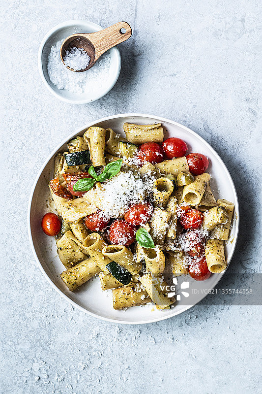 香蒜酱意大利面配番茄和西葫芦图片素材