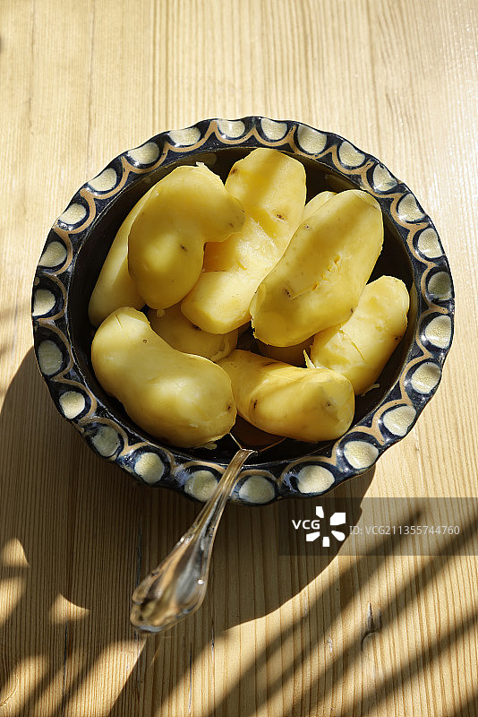 去皮煮土豆图片素材