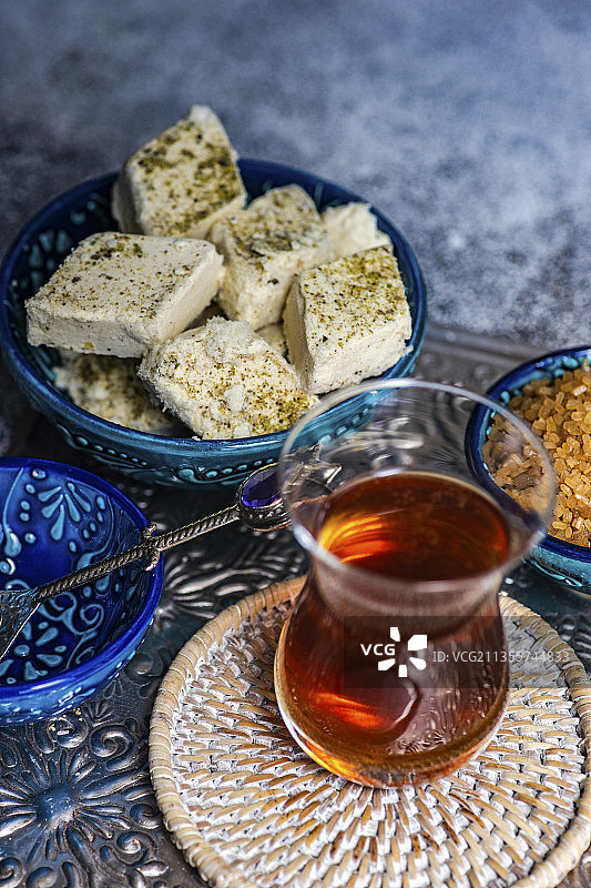 以传统风格供应的土耳其茶和甜点哈尔瓦图片素材