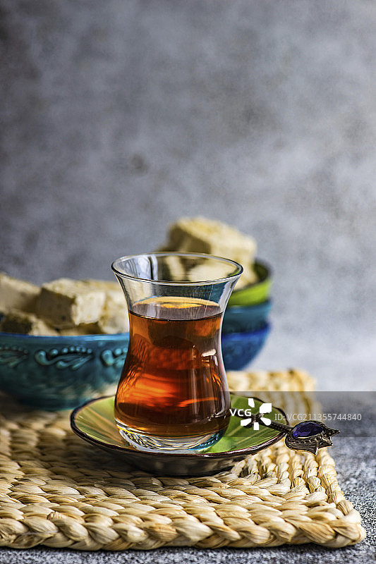 以传统风格供应的土耳其茶和甜点哈尔瓦图片素材